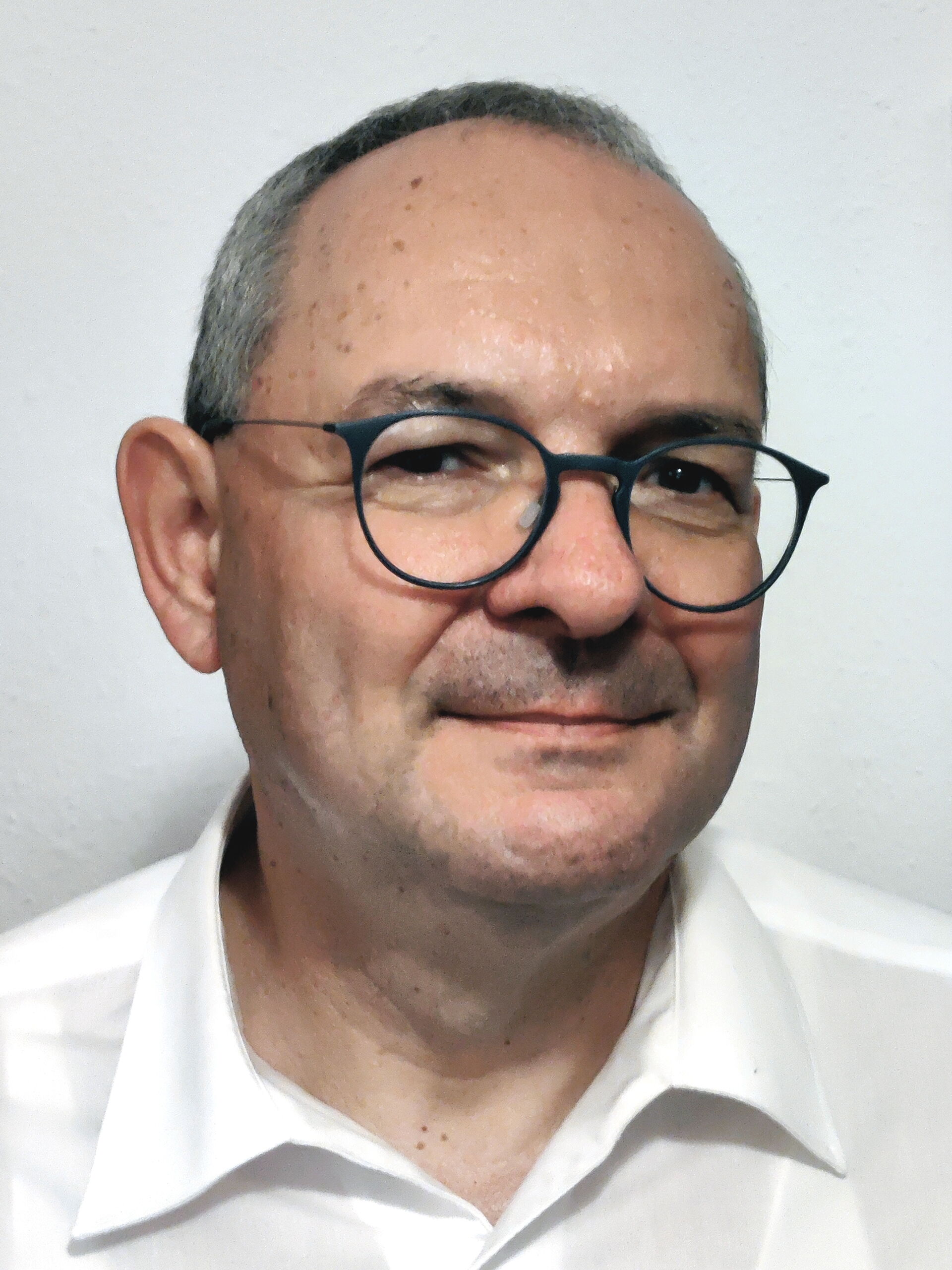 Aufnahme vom Hernn Thomas Leder, Dipl.Ing. (FH) in einem weißen Hemd und einer dunkelblauen Brille